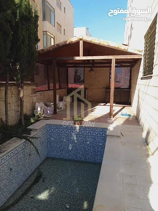 شقة أرضية طابقية 350م بتشطيبات راقية في أجمل مناطق عبدون / ref 3021