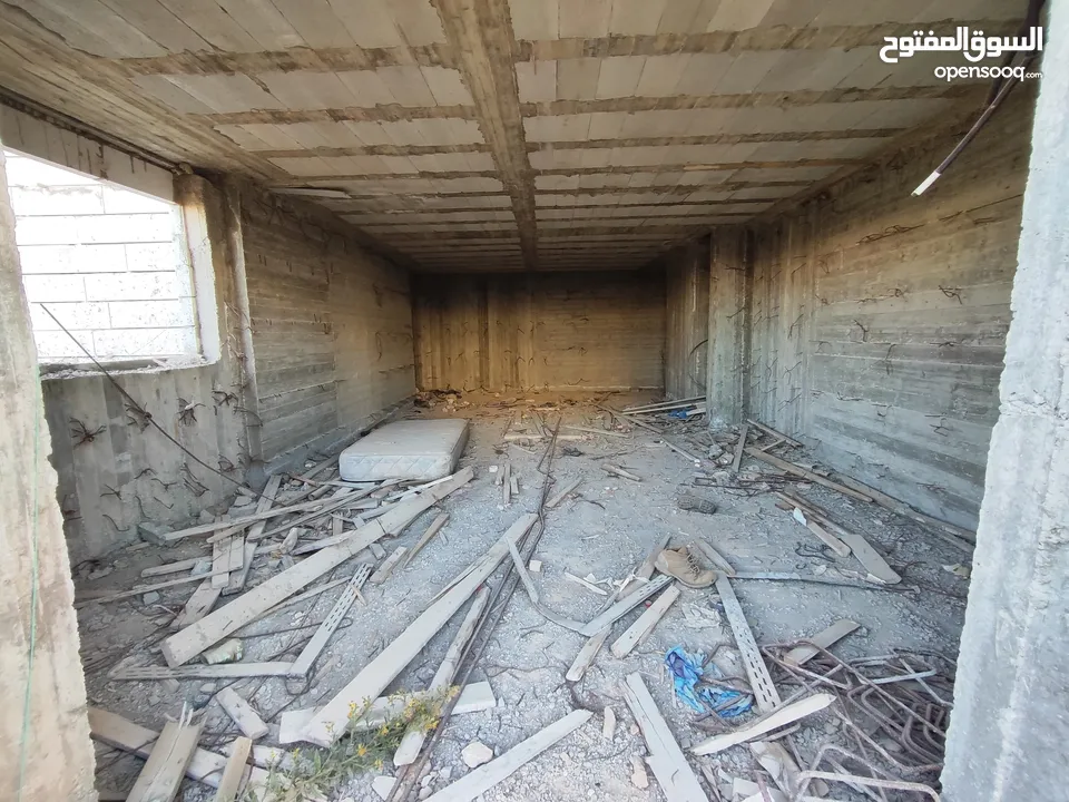 قطعه أرض عليها فيلا عظم للبيع في سطح مرحبا