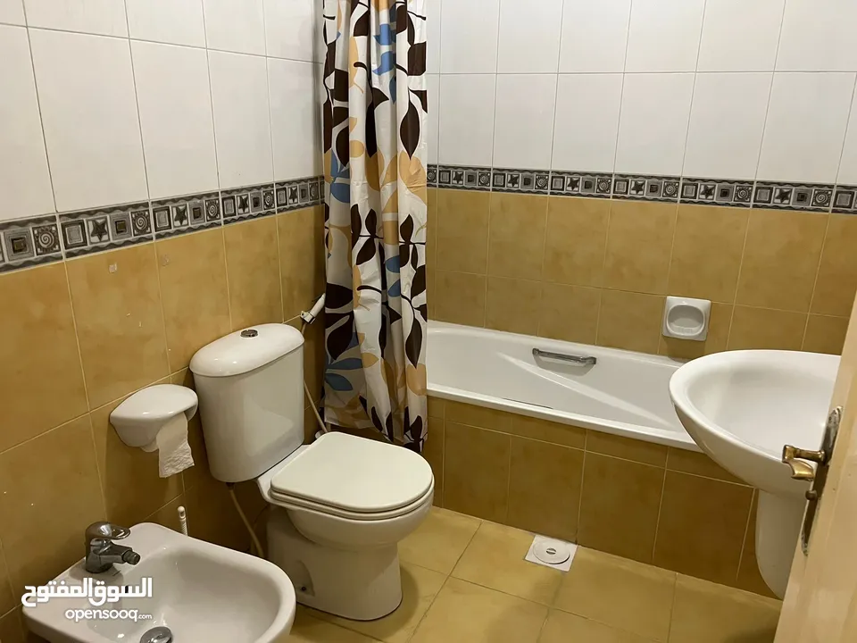 شقة مميزة للبيع في الصويفية - خلف المدارس الأمريكية طابق ثاني 205م تشطيب سوبر ديلوكس