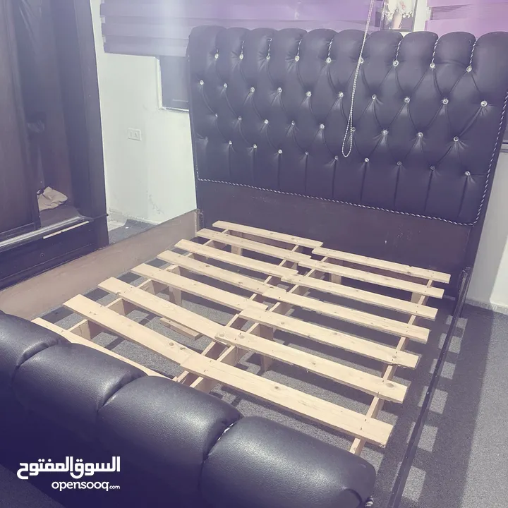 غرفة نوم وطاولة سفرة