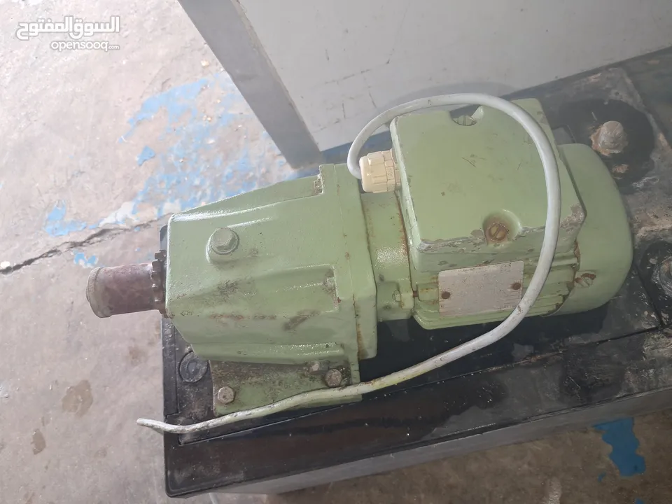 مضخة ماء جديدة وماتورات مع جير مستعمل