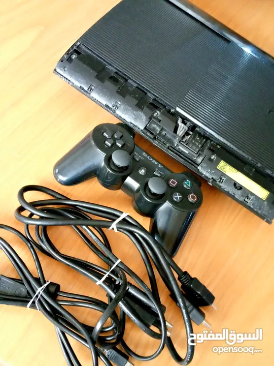 بلايستيشن 3 مستعمل للبيع مع كل اغراضه مهكر عليه 25لعبة و 3مكاتب لتنزيل الالعاب