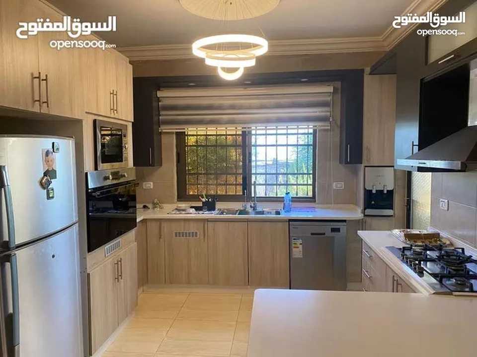 شقة سوبر ديلوكس مفروشة جديدة للايجار الشهري و السنوي في ارقى مناطق مرج الحمام بالقرب من دوار البكري