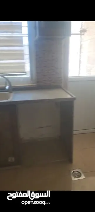 شقه مشطبه للبيع مساحتها 135 متر دفعه 20 واقساط 400 دينار  /3 غرف نوم وحمامين ومطبخ وصالون وبرنده