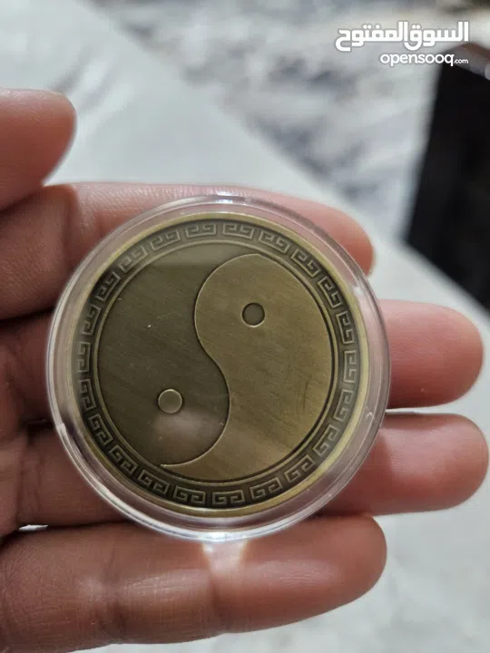 3 عملات تذكارية .