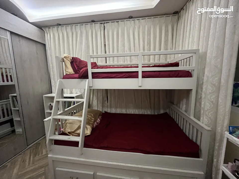 تخت ثلاث طوابق مستعمل في حالة جيدة