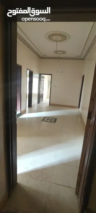 شقة في مذبح " 4 غرف و 2 حمامات ومطبخ وصالة "بعد النائب العام على سور جامعة صنعاء "كلية الطب"