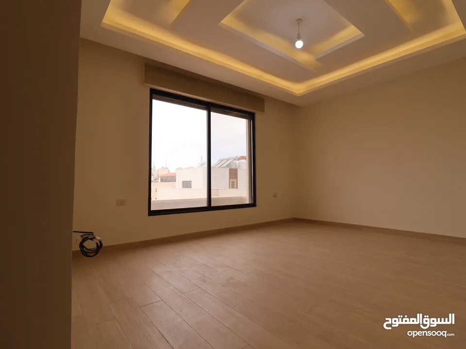 شقة طابق أخير مع روف (205م)داخلي (80م)ترس خارجي في أرقى مناطق ام حجير شفا بدران