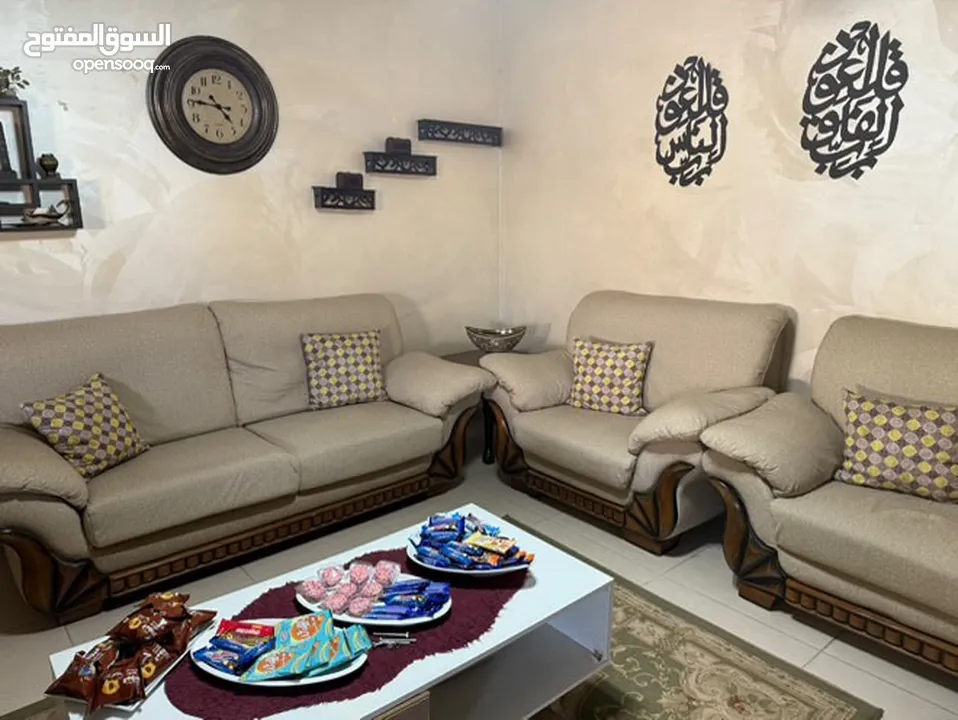 طقم كنب نظيف جدا استخدام خفيف كثير