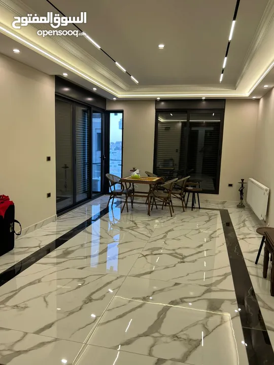 عرض فاخر - لم تسكن - طريق المطار - بتشطيبات خاصة - ترس بإطلالــــه بانوراما