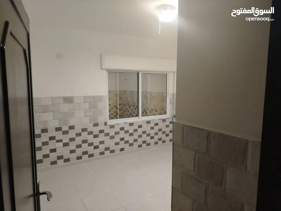 شقة فارغه للايجار 3 غرف 2 حمام و  صالون مقابل الجامعة التطبيقه شفا بدران  اطلاله رائعه حي ام زويتنه