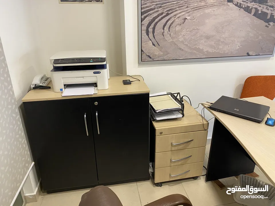 مكتب مع جانبيه مع وحده ارفف مع طاوله اجتماعات