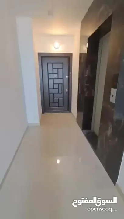 شقة طابق ثاني   بإطلالة رائعة وجذابة
