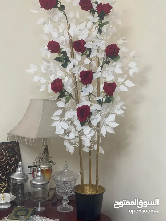 أشجار زينه ورد صناعي   متوفر لون احمر فقط  شغل بيتي مرتب بزبط داخلي و خارجي للمنزل وللغرف و للمداخل