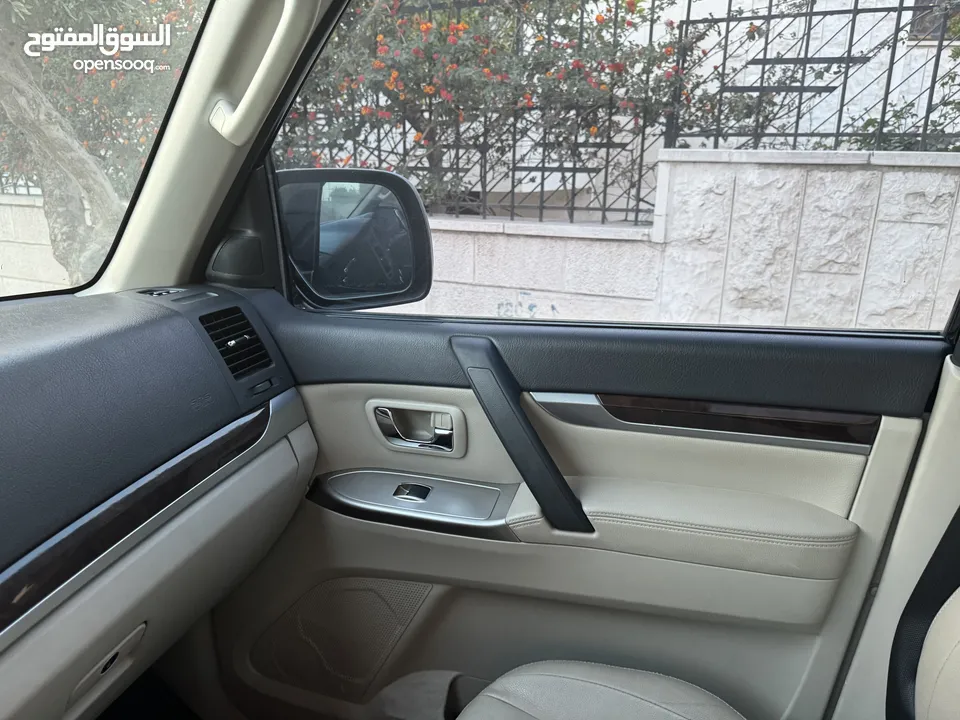 2017 Mitsubishi Pajero GLS 3.8L V6 - One Owner - Full Options - GCC Specs