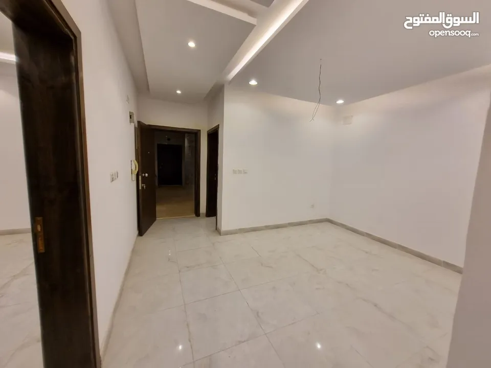 شقة فاخرة للايجار  الرياض حي القدس  المساحه 180 م   مكونه من :   3 غرف نوم  3 دورات مياه   دخول ذكي