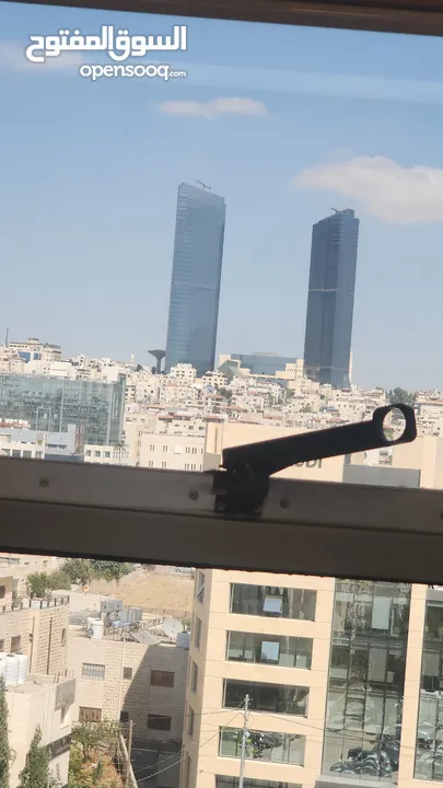 عماره عمان مقابل البوابه الشماليه للجامعه