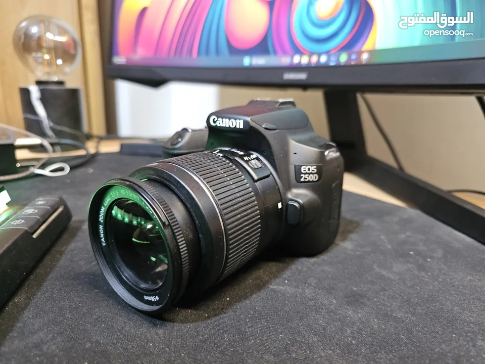 كاميرا Canon 250d مع العدسة نظيفة.