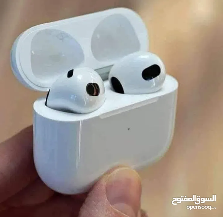 سماعات AirPods 4 تأتي بتصميم مميز وراحة مطلقة مع جودة صوت محسّنة وعزل ضوضاء نشط (ANC) لتجربة استماع