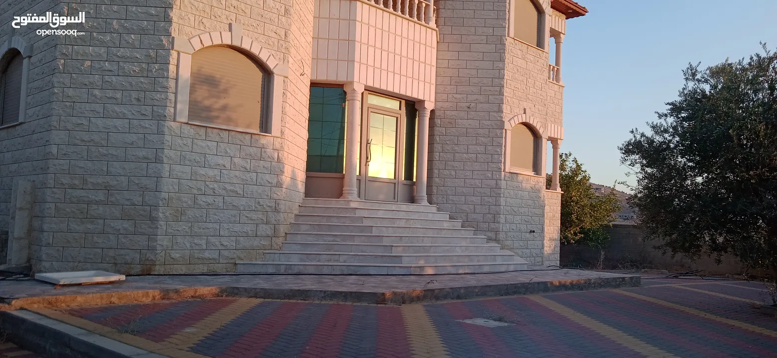 فيلا مميزة حجر اربع جهات في الباذان للبيع