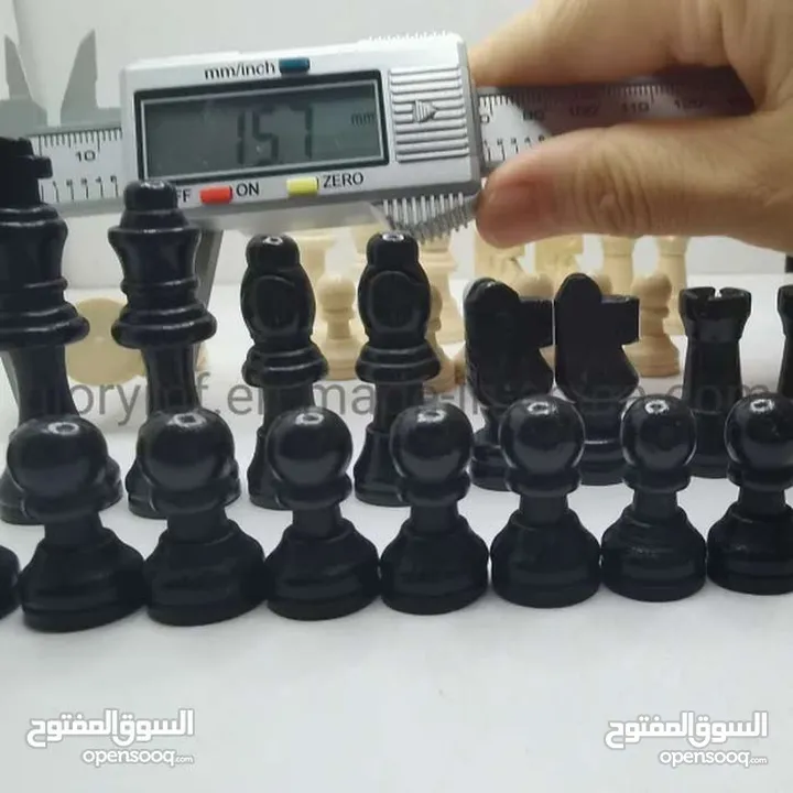 رقعة شطرنج جلد رول بطولات. احجار الشطرنج عظم  مع شنته