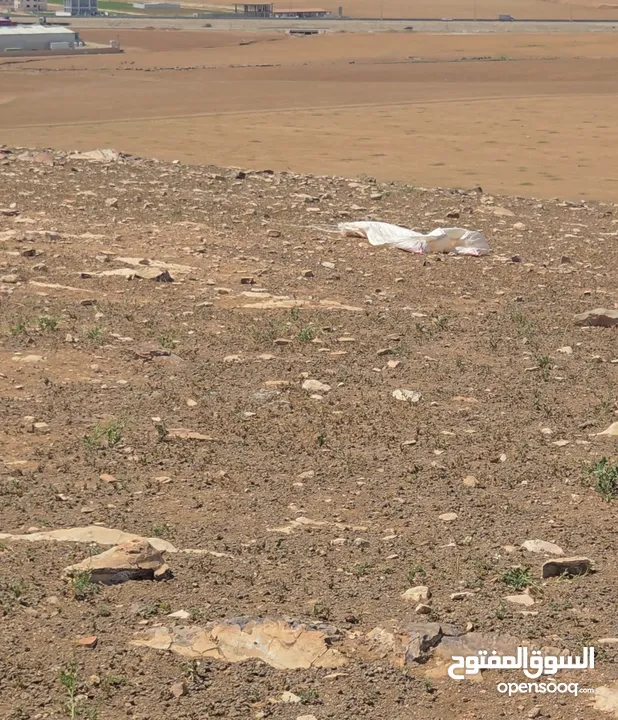للبيع ارض 917 م الذهيبه الغربيه شارعين صخريه ومرتفعه مطله على شارع الميه