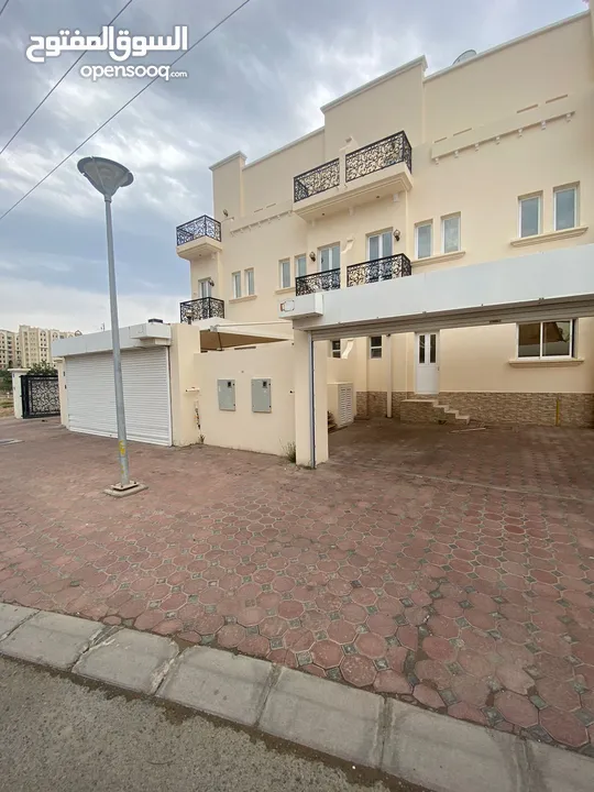 For Rent 5 Bhk + 1 Villa In Al  Madinat Allam   للإيجار 5 غرف نوم + 1 فيلا في مدينه الاعلام
