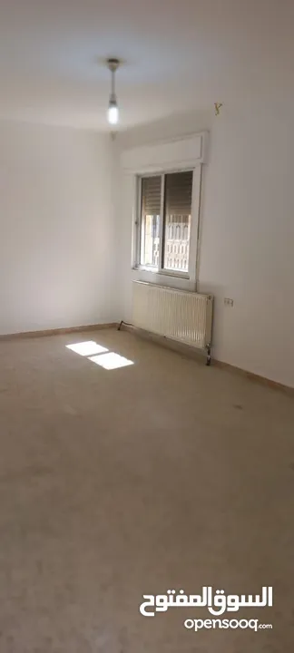 شقة طابق شبه ارضي للبيع بداعي السفر