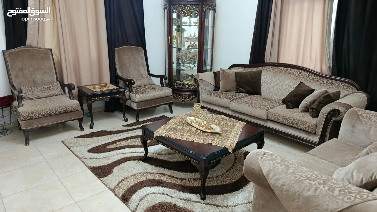 غرفه ضيوف جديده بحالة الوكاله و مميزه ...  لون رائع و خشب ثقيل  .... بسعر لقطه
