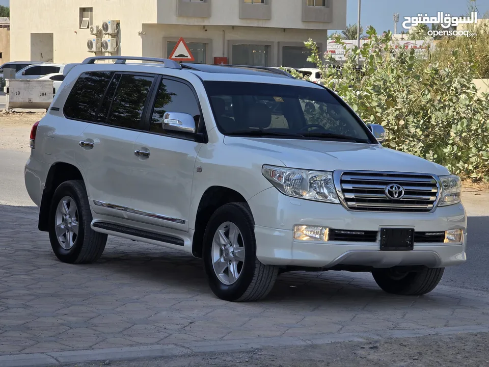 Land cruiser VXR V8 GCC 2011 Price 81,000 AEd