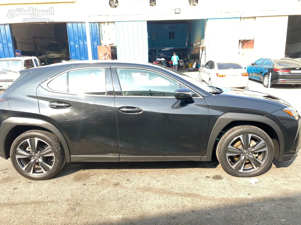 Lexus UX200