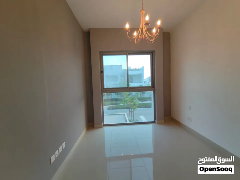 ثلاث غرف للبيع بأماره الشارقه بجانب ستي سنتر الزاهيه