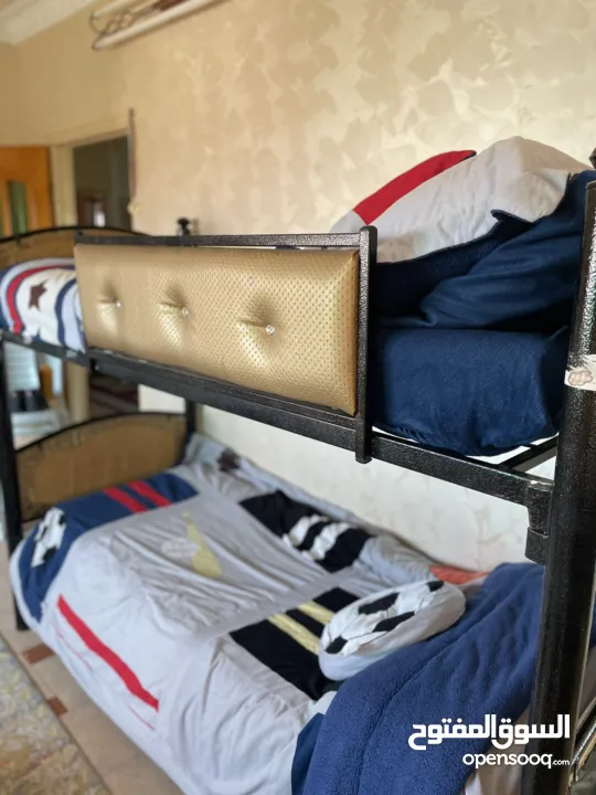 سرير طابقين حديد بحالة ممتازة وبسعر مناسب جداً