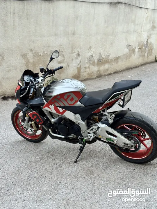 Aprilia tuono v41100cc rr  دراجه مميزه جدا تصنيف ستريت  قويه جدا 1100 سيسي  مرخصه ممشى قليل جدا جدا