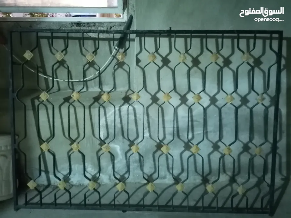 شباك المنيوم بحالة جيدة