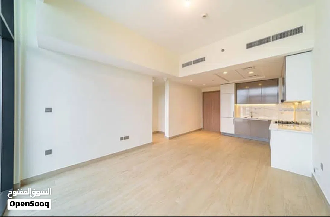 علي بعد دقائق من برج خليفه بتوفر شقه مؤنثه بالكامل تشطيب كامل بعرض سعر ممتاز بادر بالحجز ومعرفه التف