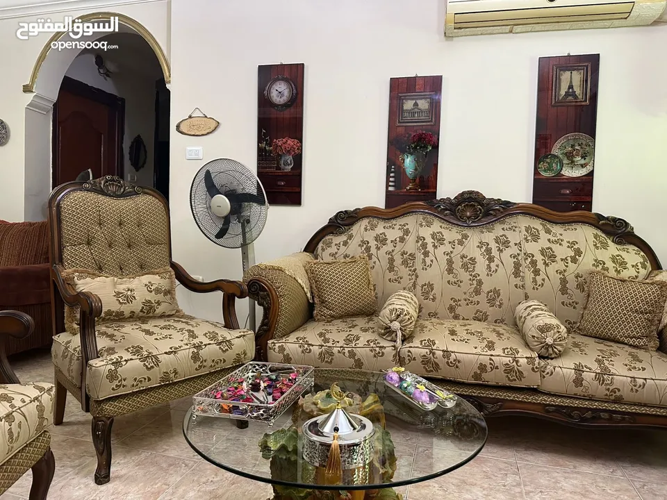 طقم كنب بحال الوكالة ونوع خشب زان