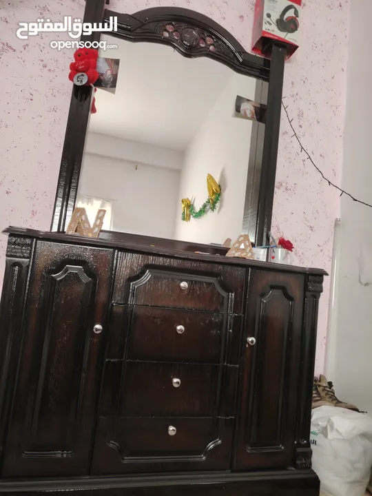 غرفة نوم نظيفه جدا وخشب ثقيل