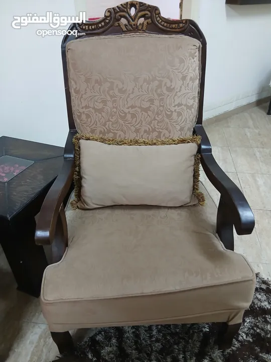 طقم كنب مستعمل مع طاولات للبيع