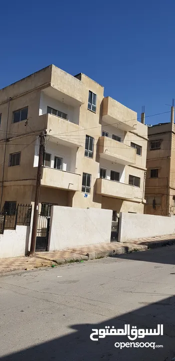 عمارة من اربع طوابق العمارة فارغة