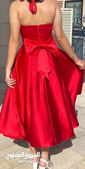 فستان الاحمر الجذاب