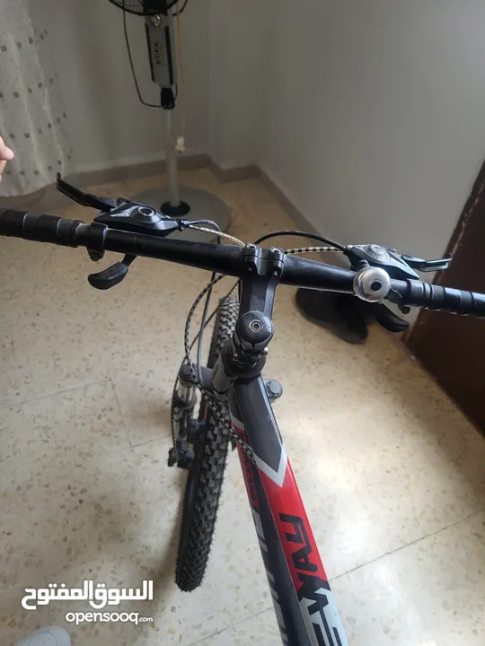 بسكليت (دراجه هوائيه) جنط 26 جبلي استعمال خفيف جدا مع هديه سكيت بورد صغير غير مستعمل ابدا