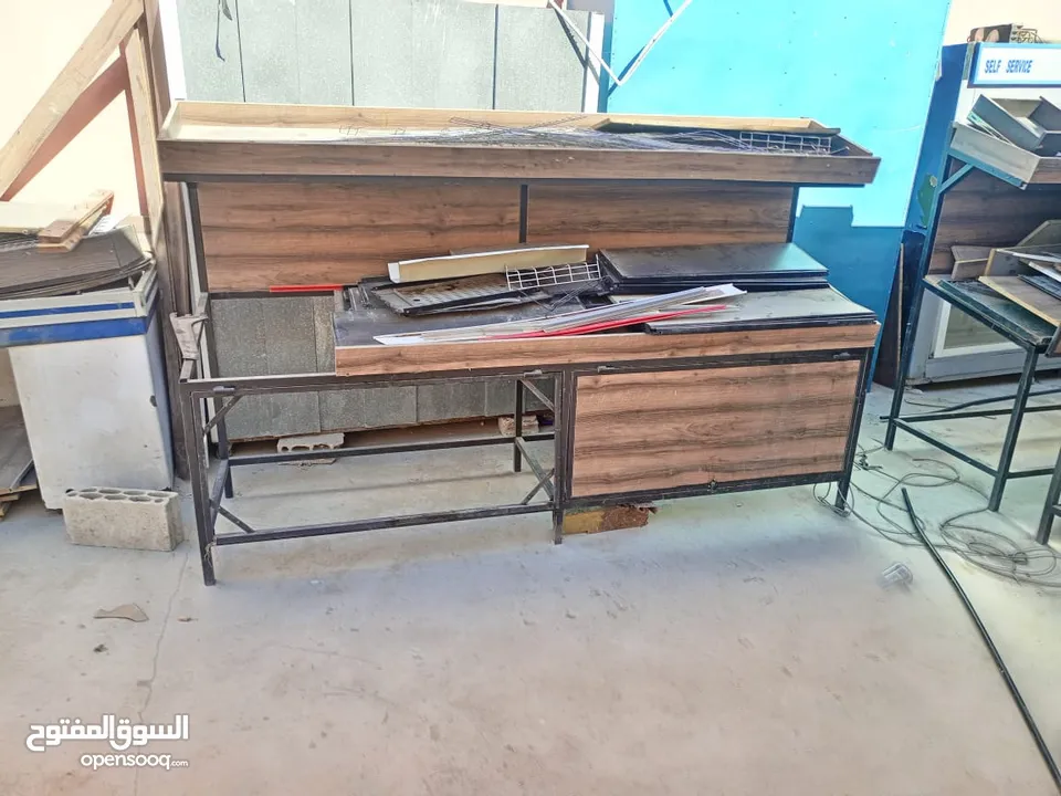 ستاندات مع مفارش محل خضراوات ومحمص كامل