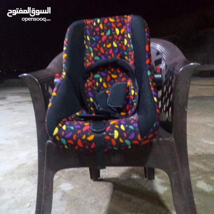 للبيع كرسي اطفال للسيارة مريح و ناعم جدا للطفل و بسعر مغري و قابل للتفاوض للجادين