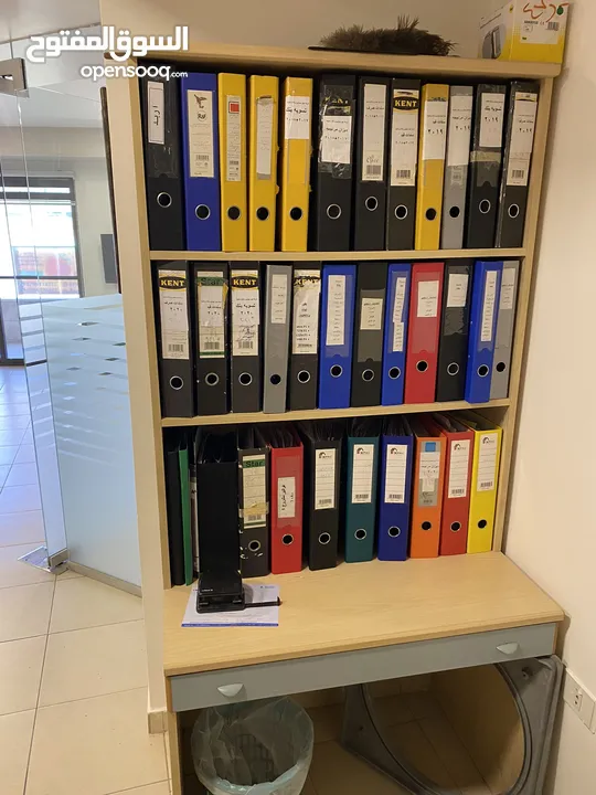مكتب مع جانبيه مع وحده ارفف مع طاوله اجتماعات