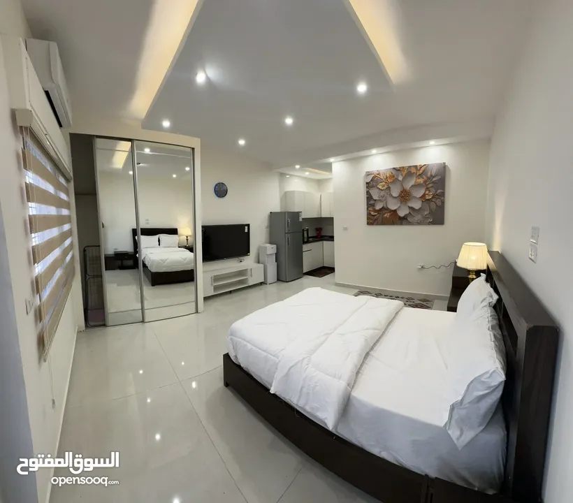 ستوديوهات جديدة 150 دينار اسبوعيا او 450 دينار شهريا في عمارة عائلات راقية