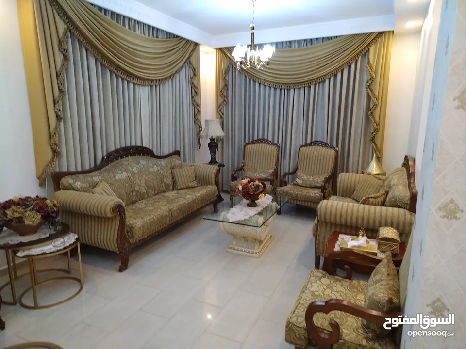 بيع  طقم ضيوف عشره مقاعد مكون من ثلاثيه ومجوزتين وثلاث مفارد استعمال قليل.مع برادي عدد2 عرض 290