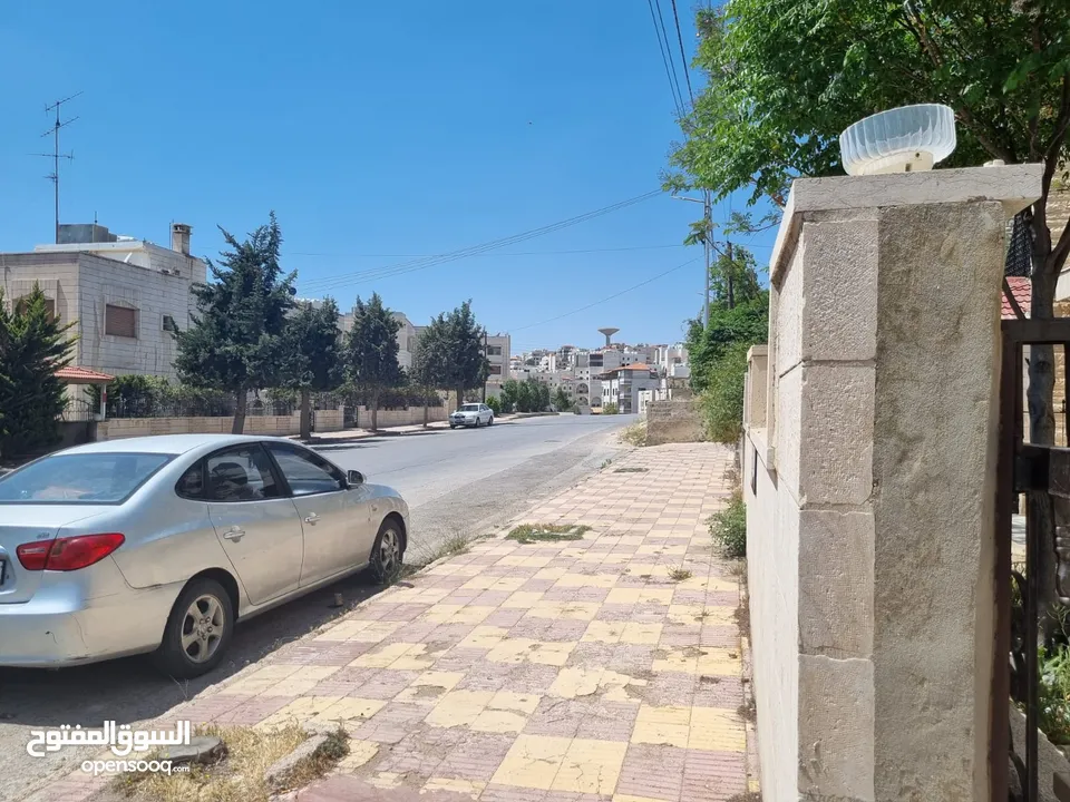 عمارة مكون من طابقين  العمارة على شارعين يوجد فيها مخازن للايجار وسوبر ماركت موقع مميز