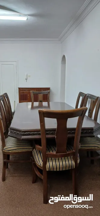 طاولة سفرة 8 مقاعد...حالة ممتازة استعمال خفيف جدا  لونها بني خشب زان اصلي  السعرررر قابل للتفاوض