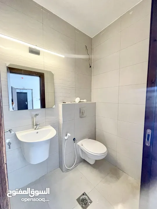 شقة للبيع في عين منجد جديدة مع مطبخ